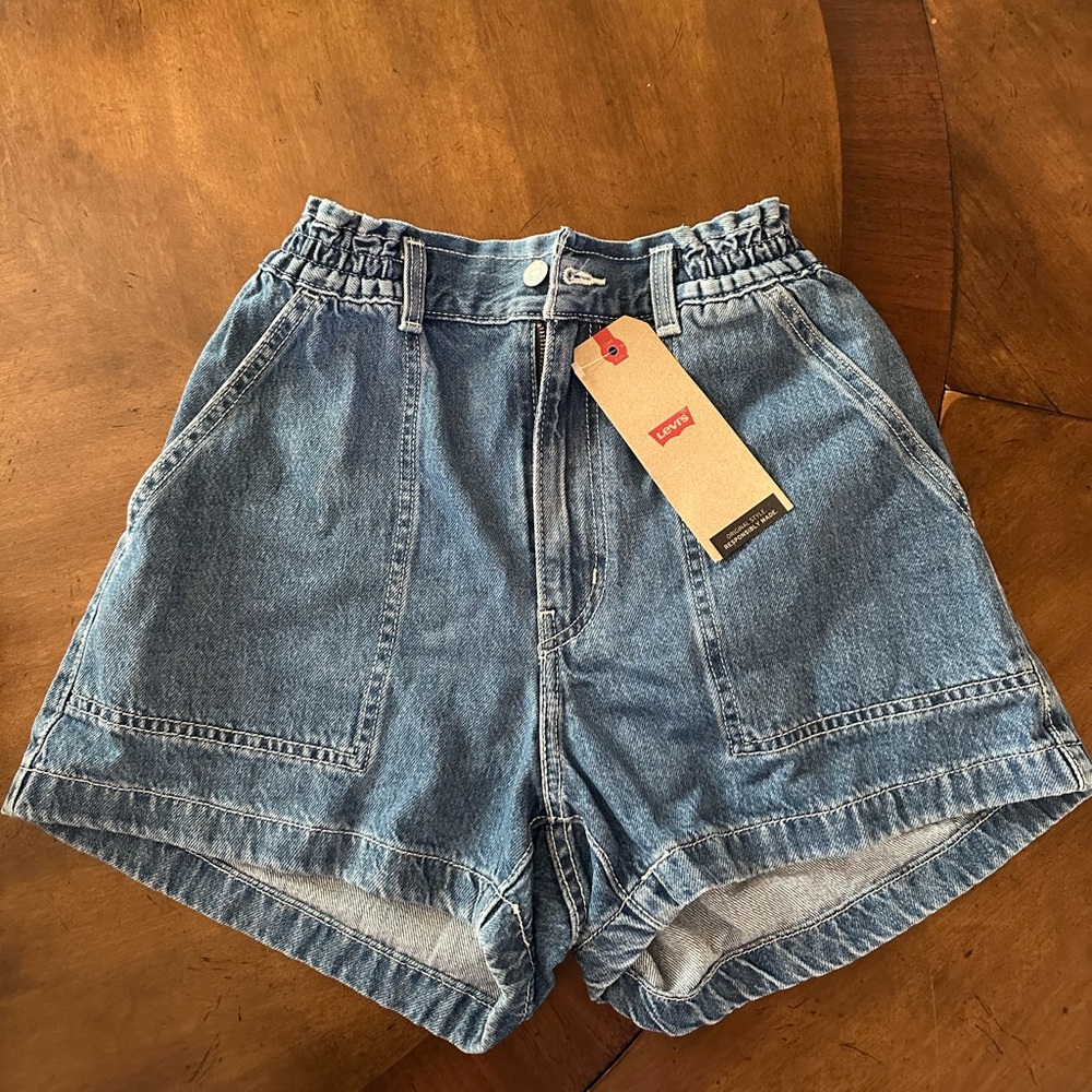 Levi's Cinched Shorts, size 26 NEW WITH TAGS!